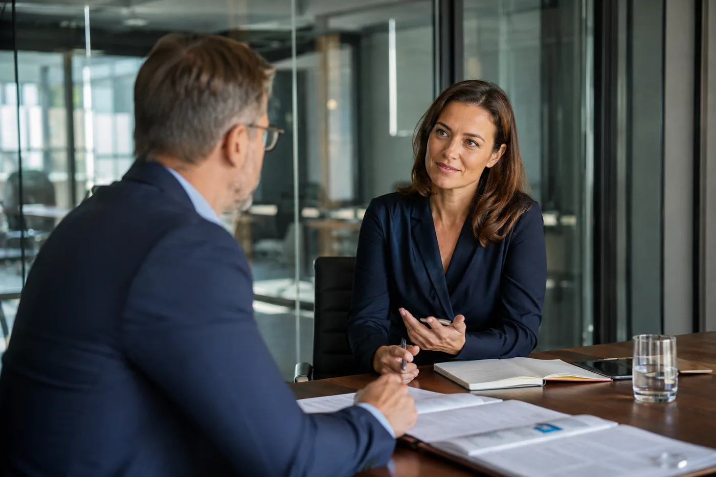 Entretien de coaching individuel entre un coach et un dirigeant en bureau